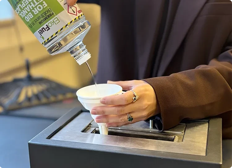 Bioetanol üzemanyag öntése tölcsérrel