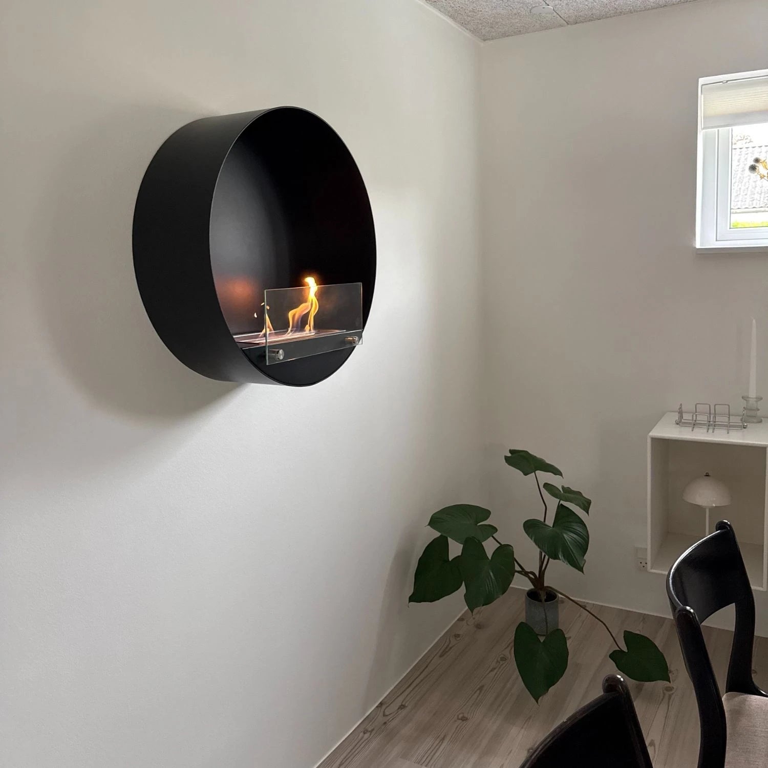 Delaware Black - Round Wall Mounted Biofireplace